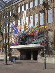 902883 Gezicht op het onlangs geplaatste lichtkunstwerk 'Intellectual heritage' van Maarten Baas, boven de ingang van ...